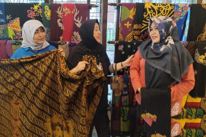 Foto Kika: Kepala Dinas Pariwisata Kaltim, Kepala Dinas Pariwisata PPU, dan Sekretaris Desa Bangun Mulya, di Galeri Batik Sekar Buen. [Antara/ M Ghofar]