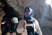 Kepala Dinas Pariwisata Kaltim Ririn Sari Dewi saat di dalam Gua Tapak Raja. [ANTARA/M Ghofar]