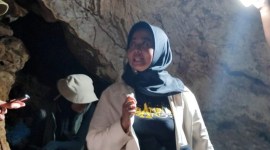 Kepala Dinas Pariwisata Kaltim Ririn Sari Dewi saat di dalam Gua Tapak Raja. [ANTARA/M Ghofar]