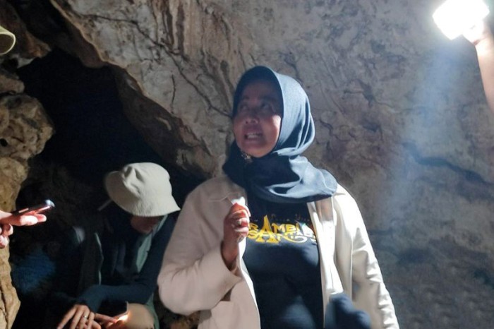 Kepala Dinas Pariwisata Kaltim Ririn Sari Dewi saat di dalam Gua Tapak Raja. [ANTARA/M Ghofar]