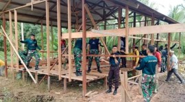 Sebagian peserta Latsitarda Nusantara sedang membantu pembangunan rumah marbot di Desa Kasungai, Kecamatan Batu Sopang, Paser, Kaltim. [ANTARA/ HO Penrem 091/ASN]