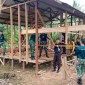 Sebagian peserta Latsitarda Nusantara sedang membantu pembangunan rumah marbot di Desa Kasungai, Kecamatan Batu Sopang, Paser, Kaltim. [ANTARA/ HO Penrem 091/ASN]