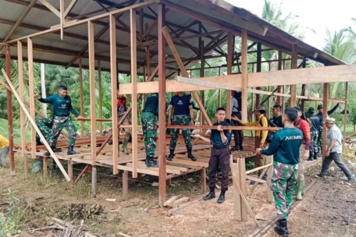 Sebagian peserta Latsitarda Nusantara sedang membantu pembangunan rumah marbot di Desa Kasungai, Kecamatan Batu Sopang, Paser, Kaltim. [ANTARA/ HO Penrem 091/ASN]