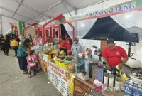 Pemimpin divisi pemasaran PT Bank Kalteng Sriyanto melihat produk yang dimiliki salah satu IKM binaan yang berpartisipasi di Kalteng Expo 2024, Palangka Raya, Minggu (12/5/2024). [ANTARA/Muhammad Arif Hidayat]