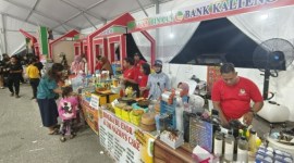 Pemimpin divisi pemasaran PT Bank Kalteng Sriyanto melihat produk yang dimiliki salah satu IKM binaan yang berpartisipasi di Kalteng Expo 2024, Palangka Raya, Minggu (12/5/2024). [ANTARA/Muhammad Arif Hidayat]