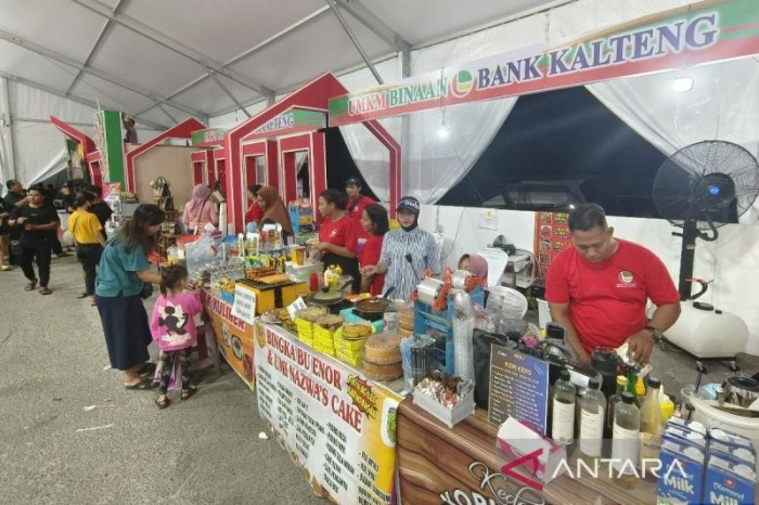 Pemimpin divisi pemasaran PT Bank Kalteng Sriyanto melihat produk yang dimiliki salah satu IKM binaan yang berpartisipasi di Kalteng Expo 2024, Palangka Raya, Minggu (12/5/2024). [ANTARA/Muhammad Arif Hidayat]