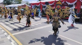 Karnaval budaya yang menjadi salah satu rangkaian FBIM 2024 di Kota Palangka Raya, Kalimantan Tengah, Minggu (19/5/2024). [ANTARA/Muhammad Arif H]
