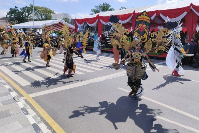 Karnaval budaya yang menjadi salah satu rangkaian FBIM 2024 di Kota Palangka Raya, Kalimantan Tengah, Minggu (19/5/2024). [ANTARA/Muhammad Arif H]
