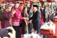 Gubernur Kalteng Sugianto Sabran menyapa para tokoh di sela upacara puncak peringatan hari jadi ke-67 provinsi di Palangka Raya, Senin (27/5/2024). [ANTARA/Muhammad Arif Hidayat]