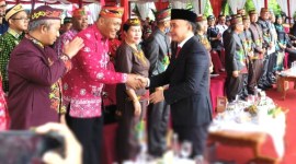 Gubernur Kalteng Sugianto Sabran menyapa para tokoh di sela upacara puncak peringatan hari jadi ke-67 provinsi di Palangka Raya, Senin (27/5/2024). [ANTARA/Muhammad Arif Hidayat]