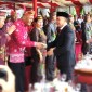 Gubernur Kalteng Sugianto Sabran menyapa para tokoh di sela upacara puncak peringatan hari jadi ke-67 provinsi di Palangka Raya, Senin (27/5/2024). [ANTARA/Muhammad Arif Hidayat]