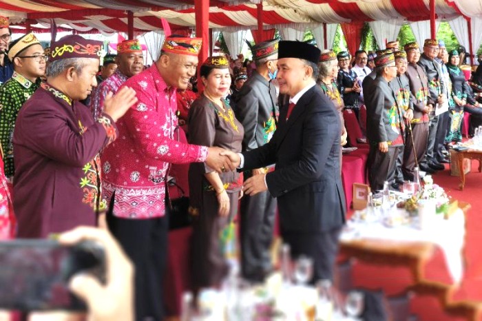 Gubernur Kalteng Sugianto Sabran menyapa para tokoh di sela upacara puncak peringatan hari jadi ke-67 provinsi di Palangka Raya, Senin (27/5/2024). [ANTARA/Muhammad Arif Hidayat]