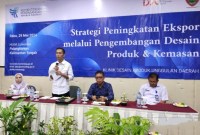 
Pelaksana Tugas Kepala Disdagperin Kalteng Rangga Lesmana membuka kegiatan strategi peningkatan ekspor melalui pengembangan desain produk dan kemasan bagi pelaku IKM, Palangka Raya, Rabu (29/5/2024). [ANTARA/Muhammad Arif H]