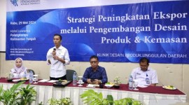 
Pelaksana Tugas Kepala Disdagperin Kalteng Rangga Lesmana membuka kegiatan strategi peningkatan ekspor melalui pengembangan desain produk dan kemasan bagi pelaku IKM, Palangka Raya, Rabu (29/5/2024). [ANTARA/Muhammad Arif H]
