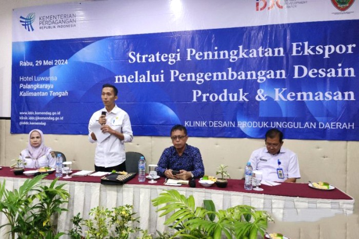 
Pelaksana Tugas Kepala Disdagperin Kalteng Rangga Lesmana membuka kegiatan strategi peningkatan ekspor melalui pengembangan desain produk dan kemasan bagi pelaku IKM, Palangka Raya, Rabu (29/5/2024). [ANTARA/Muhammad Arif H]