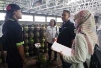 Disdagperin Kalteng sidak dan mengukur berat tabung elpiji 3 kg di Palangka Raya, Rabu (29/5/2024). [ANTARA/HO-Disdagperin Kalteng]