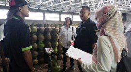 Disdagperin Kalteng sidak dan mengukur berat tabung elpiji 3 kg di Palangka Raya, Rabu (29/5/2024). [ANTARA/HO-Disdagperin Kalteng]
