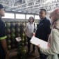 Disdagperin Kalteng sidak dan mengukur berat tabung elpiji 3 kg di Palangka Raya, Rabu (29/5/2024). [ANTARA/HO-Disdagperin Kalteng]