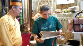 Pj Wali Kota Pontianak Ani Sofian melihat produk kerajinan Kota Pontianak saat berkunjung ke gerai Provinsi Kalbar pada Expo Dekranas di Solo. [ANTARA/HO-Prokopim Kota Pontianak]