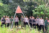 Tim gabungan saat melaksanakan patroli bersama di sepanjang jalur perbatasan Indonesia dan Malaysia, di Aruk Kecamatan Sajingan, Kabupaten Sambas, Provinsi Kalimantan Barat. [ANTARA/HO-Penrem 121]