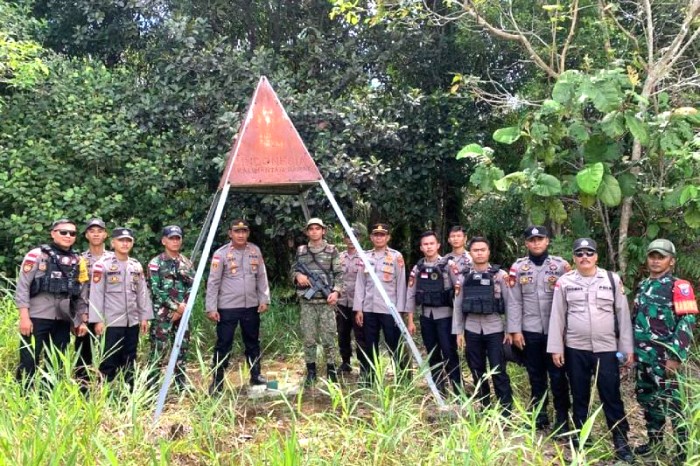 Tim gabungan saat melaksanakan patroli bersama di sepanjang jalur perbatasan Indonesia dan Malaysia, di Aruk Kecamatan Sajingan, Kabupaten Sambas, Provinsi Kalimantan Barat. [ANTARA/HO-Penrem 121]