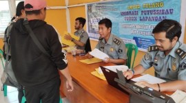 Pelayanan pembuatan paspor bagi masyarakat di Kecamatan Puring Kencana perbatasan Indonesia-Malaysia, di wilayah Kabupaten Kapuas Hulu, Kalimantan Barat. [ANTARA/HO-Humas Imigrasi]