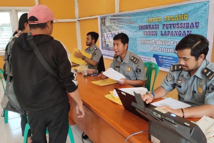 Pelayanan pembuatan paspor bagi masyarakat di Kecamatan Puring Kencana perbatasan Indonesia-Malaysia, di wilayah Kabupaten Kapuas Hulu, Kalimantan Barat. [ANTARA/HO-Humas Imigrasi]
