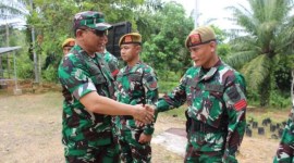 Tim Sahli Kasad melakukan pengecekan kondisi prajurit Satgas Pamtas RI-Malaysia, di Entikong Kabupaten Sanggau, Provinsi Kalimantan Barat. [ANTARA/HO-Penrem 121/Abw]