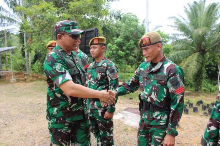 Tim Sahli Kasad melakukan pengecekan kondisi prajurit Satgas Pamtas RI-Malaysia, di Entikong Kabupaten Sanggau, Provinsi Kalimantan Barat. [ANTARA/HO-Penrem 121/Abw]