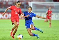 Pesepak bola Timnas Indonesia Putri U-17 Claudia Scheunemann (kiri) dihadang pesepak bola Timnas Filipina Putri U-17 Lauren Villasin (kanan) saat pertandingan Grup A Piala Asia Putri U-17 2024 di Stadion Kapten I Wayan Dipta Gianyar, Bali, Senin, 6 Mei 2024. [ANTARA FOTO/Fikri Yusuf]