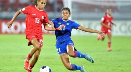 Pesepak bola Timnas Indonesia Putri U-17 Claudia Scheunemann (kiri) dihadang pesepak bola Timnas Filipina Putri U-17 Lauren Villasin (kanan) saat pertandingan Grup A Piala Asia Putri U-17 2024 di Stadion Kapten I Wayan Dipta Gianyar, Bali, Senin, 6 Mei 2024. [ANTARA FOTO/Fikri Yusuf]