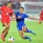 Pesepak bola Timnas Indonesia Putri U-17 Claudia Scheunemann (kiri) dihadang pesepak bola Timnas Filipina Putri U-17 Lauren Villasin (kanan) saat pertandingan Grup A Piala Asia Putri U-17 2024 di Stadion Kapten I Wayan Dipta Gianyar, Bali, Senin, 6 Mei 2024. [ANTARA FOTO/Fikri Yusuf]
