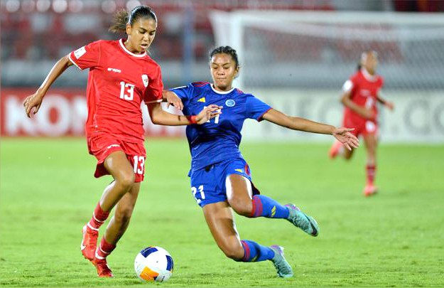 Pesepak bola Timnas Indonesia Putri U-17 Claudia Scheunemann (kiri) dihadang pesepak bola Timnas Filipina Putri U-17 Lauren Villasin (kanan) saat pertandingan Grup A Piala Asia Putri U-17 2024 di Stadion Kapten I Wayan Dipta Gianyar, Bali, Senin, 6 Mei 2024. [ANTARA FOTO/Fikri Yusuf]