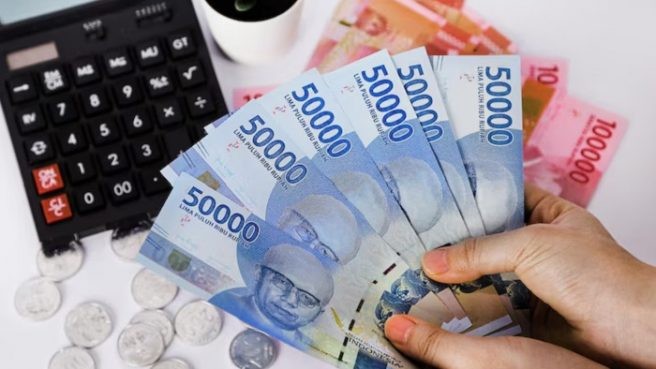 Gaji pekerja di Indonesia, termasuk karyawan swasta, bakal kena potongan tambahan untuk simpanan Tabungan Perumahan Rakyat (Tapera). Besaran potongan gaji karyawan untuk simpanan Tapera sebesar 2,5 persen dan 0,5 persen dibayarkan oleh pemberi kerja. [tangselife]