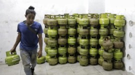 Direktur Utama Pertamina Patra Niaga Riva Siahaan mengatakan pembelian LPG 3 kilogram (kg) wajib menggunakan KTP mulai 1 Juni mendatang. [CNNIndonesia/Adhi W]