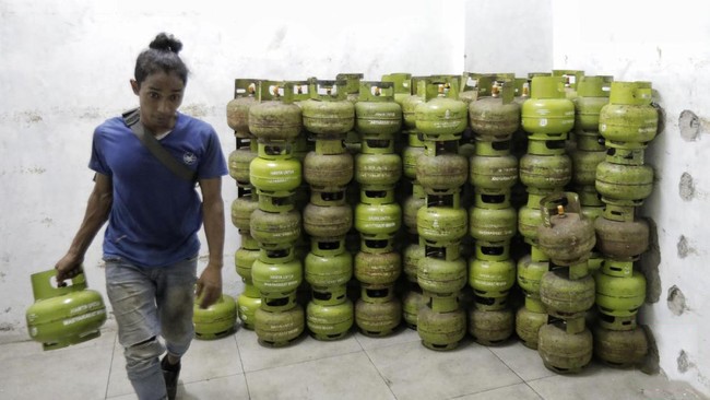 Direktur Utama Pertamina Patra Niaga Riva Siahaan mengatakan pembelian LPG 3 kilogram (kg) wajib menggunakan KTP mulai 1 Juni mendatang. [CNNIndonesia/Adhi W]