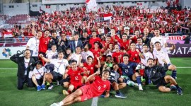 Timnas U23 Indonesia foto bersama suporter usai menjalani laga kedua babak penyisihan Grup A melawan Australia yang berakhir dengan skor 1-0 di Abdullah bin Khalifa Stadium Doha, Qatar, Kamis (18/4/2024) malam WIB. Artikel ini berisi 3 syarat timnas U23 Indonesia raih tiket Olimpiade Paris 2024.(Dokumentasi PSSI)