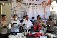 Barang bukti ribuan pil yang digerebek dari home industry di Surabaya. [KOMPAS.COM/ACHMAD F]