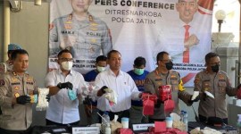 Barang bukti ribuan pil yang digerebek dari home industry di Surabaya. [KOMPAS.COM/ACHMAD F]