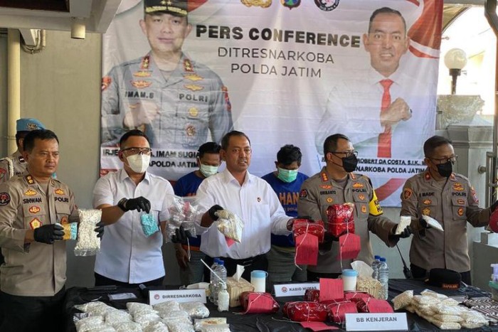Barang bukti ribuan pil yang digerebek dari home industry di Surabaya. [KOMPAS.COM/ACHMAD F]