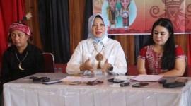 Kepala Dinas Pemuda, Olahraga dan Pariwisata Provinsi Kalimantan Barat Windy Prihastari menggelar konferensi pers persiapan kegiatan Pekan Gawai Dayak ke XXXVIII Tahun 2024 di Pontianak, Minggu (12/5/2024). [ANTARA/Rendra Oxtora]