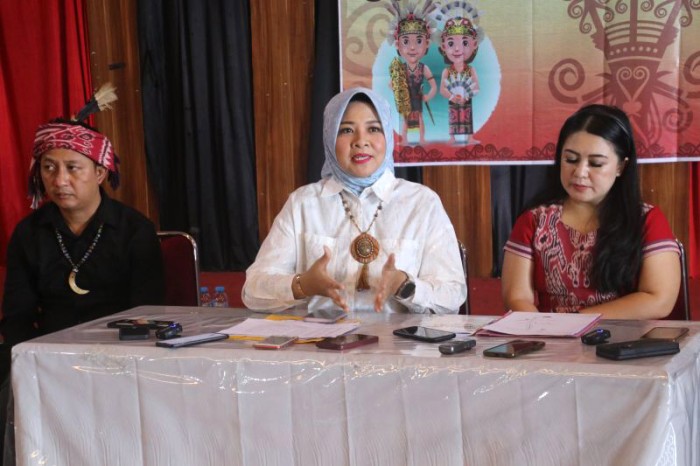 Kepala Dinas Pemuda, Olahraga dan Pariwisata Provinsi Kalimantan Barat Windy Prihastari menggelar konferensi pers persiapan kegiatan Pekan Gawai Dayak ke XXXVIII Tahun 2024 di Pontianak, Minggu (12/5/2024). [ANTARA/Rendra Oxtora]