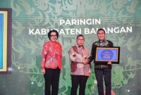 Kepala Dinas Lingkungan Hidup Balangan Aidinnor menerima langsung sertifikat adipura tersebut di Gedung Manggala Wanabhakti- Jakarta