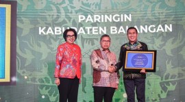 Kepala Dinas Lingkungan Hidup Balangan Aidinnor menerima langsung sertifikat adipura tersebut di Gedung Manggala Wanabhakti- Jakarta