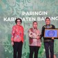 Kepala Dinas Lingkungan Hidup Balangan Aidinnor menerima langsung sertifikat adipura tersebut di Gedung Manggala Wanabhakti- Jakarta