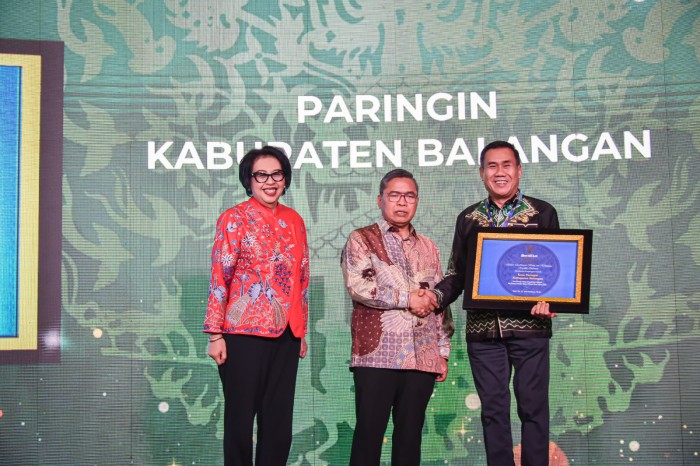 Kepala Dinas Lingkungan Hidup Balangan Aidinnor menerima langsung sertifikat adipura tersebut di Gedung Manggala Wanabhakti- Jakarta