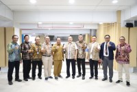 Direktur Utama Bank Kalsel Fachrudin bersama Ketua PMI Provinsi Kalsel Gusti Iskandar Sukma Alamsyah foto bersama dalamdalam rangka memenuhi ketersediaan kantong darah melalui kegiatan donor darah.
