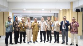 Direktur Utama Bank Kalsel Fachrudin bersama Ketua PMI Provinsi Kalsel Gusti Iskandar Sukma Alamsyah foto bersama dalamdalam rangka memenuhi ketersediaan kantong darah melalui kegiatan donor darah.