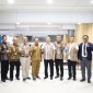 Direktur Utama Bank Kalsel Fachrudin bersama Ketua PMI Provinsi Kalsel Gusti Iskandar Sukma Alamsyah foto bersama dalamdalam rangka memenuhi ketersediaan kantong darah melalui kegiatan donor darah.