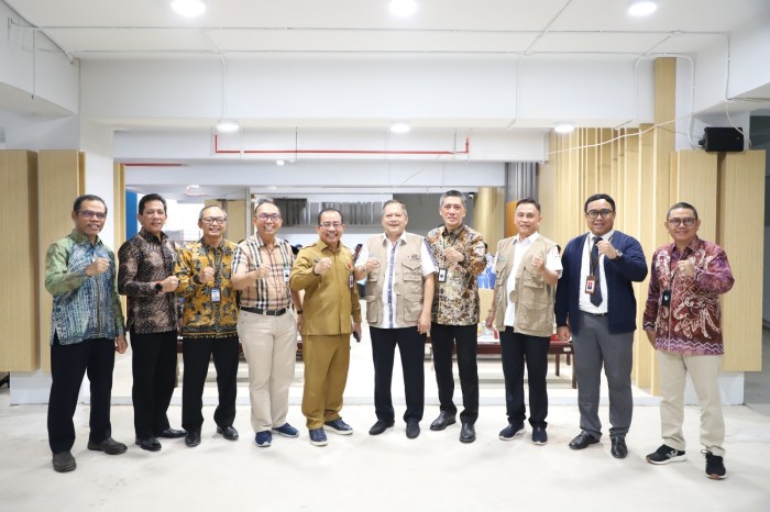 Direktur Utama Bank Kalsel Fachrudin bersama Ketua PMI Provinsi Kalsel Gusti Iskandar Sukma Alamsyah foto bersama dalamdalam rangka memenuhi ketersediaan kantong darah melalui kegiatan donor darah.